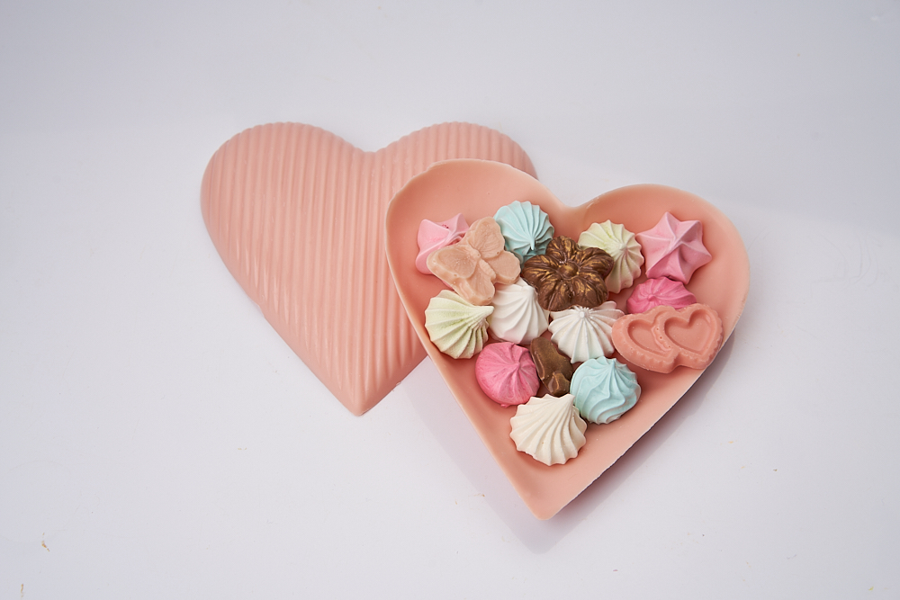 Шкатулка "Сердце" с безе и фигурным шоколадом