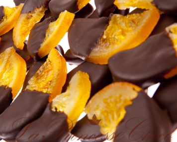 Коробка с цукатами апельсина (дольки) в темном шоколаде 66%