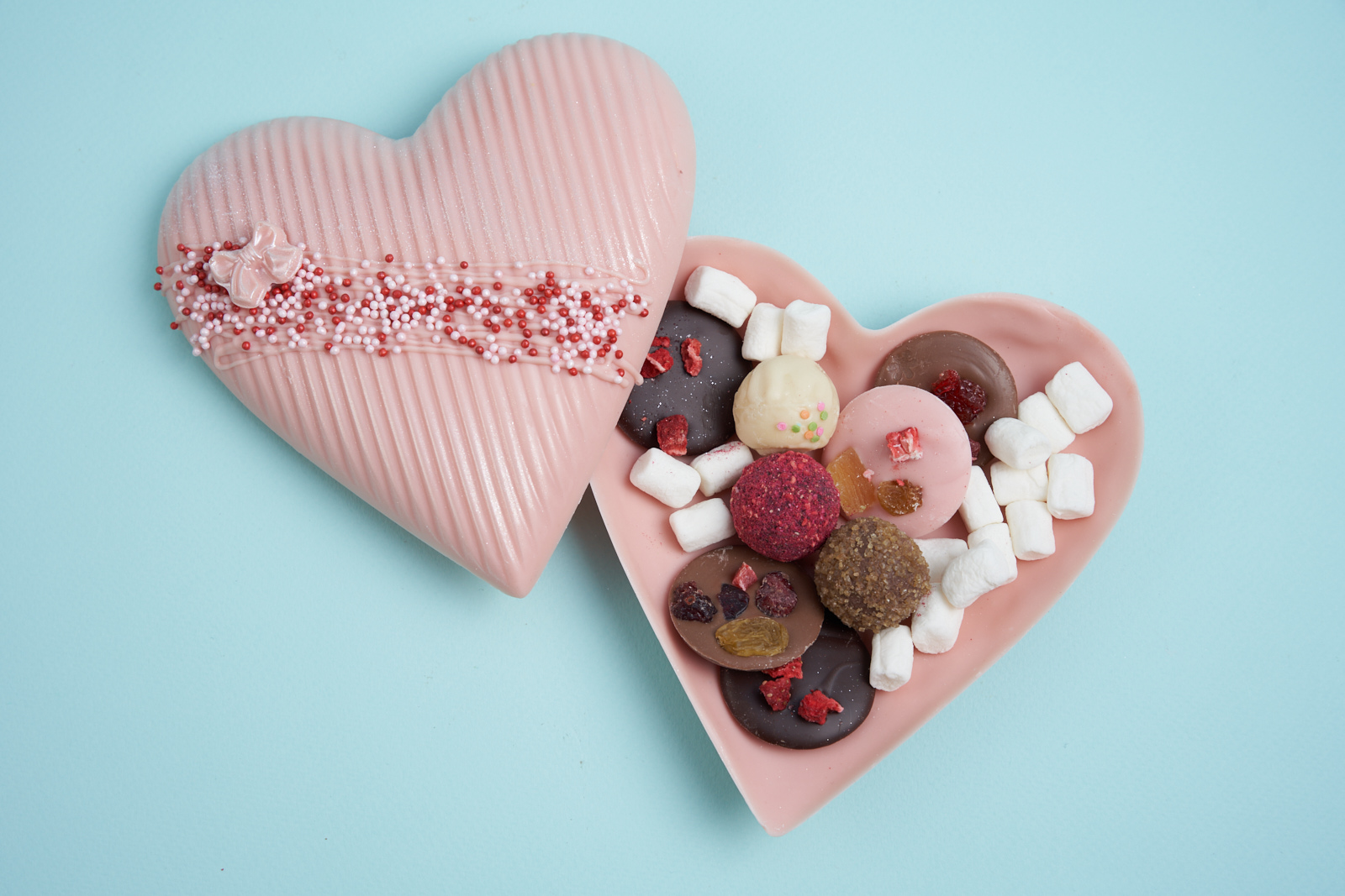 Шоколадное сердце с конфетами  ручной работы