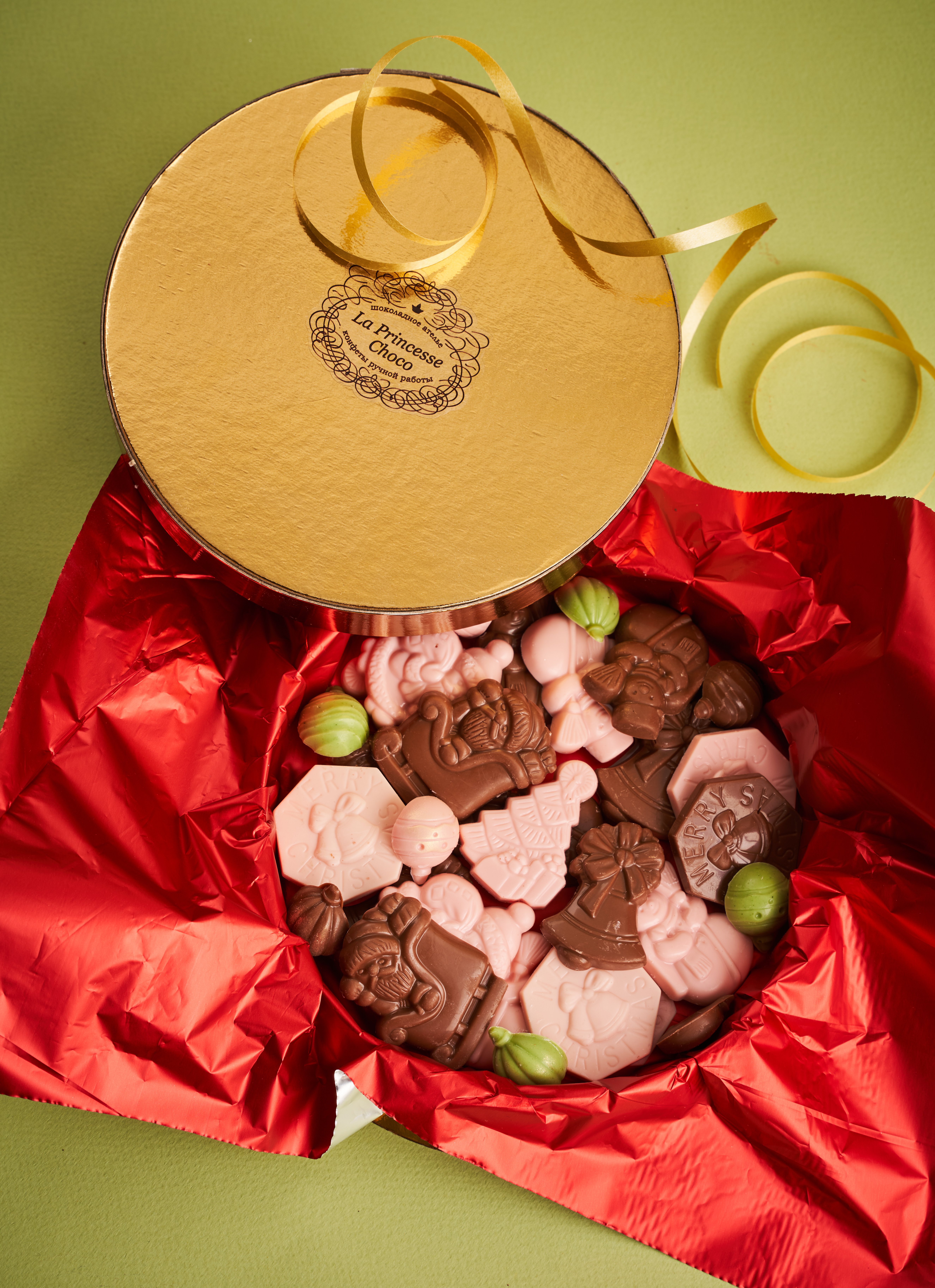 Фигурный шоколад в золотой круглой коробке