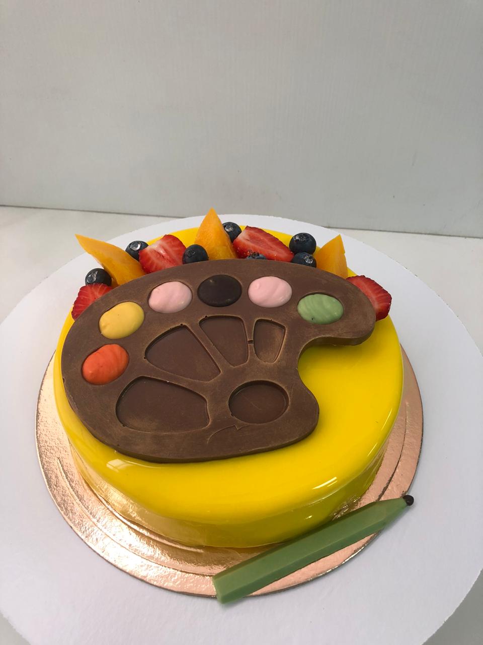 Торт Манго-маракуйя 2 кг с шоколадной палитрой и ягодами