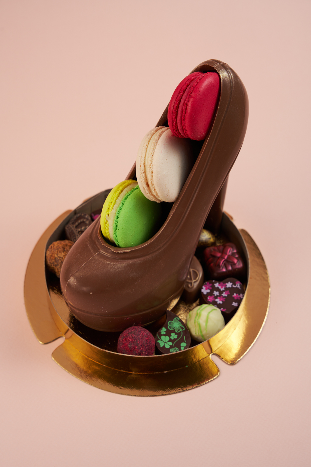 Шоколадная фигура Лабутен с макарони и конфетами