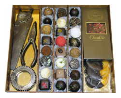 Шоколадный набор в большой деревянной коробке