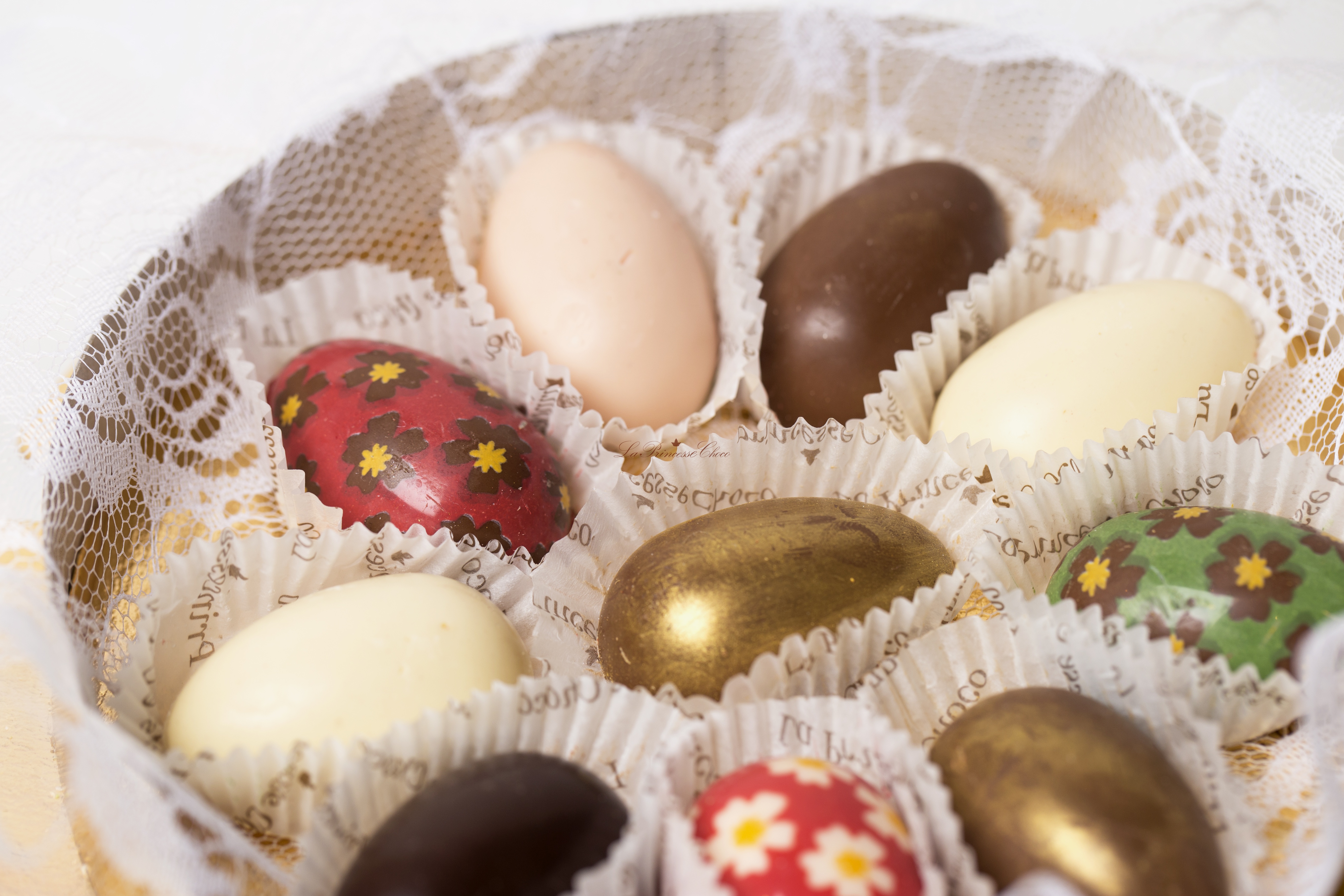 Пасхальный шоколад. Шоколадные пасхальные яйца. Шоколадные яйца на Пасху. Пасхальные конфеты. Яйца из шоколада к Пасхе.