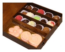 Набор конфет в деревянной коробке 8 марта