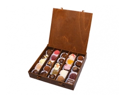 Новогодний набор конфет ручной работы в деревянной средней коробке