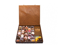 Шоколадный набор в большой деревянной коробке с шоколадом