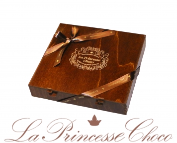 Шоколадный набор в большой деревянной коробке с чаем
