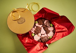 Фигурный шоколад в золотой круглой коробке